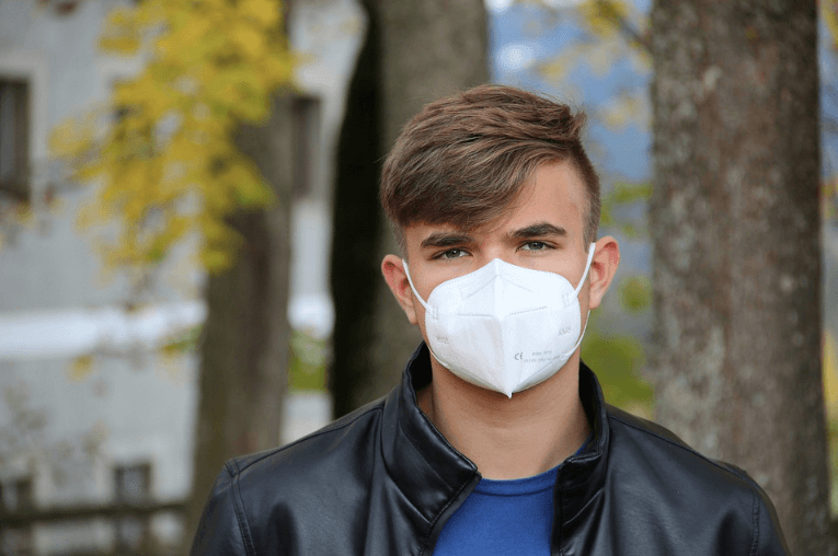 Person wearing a face mask